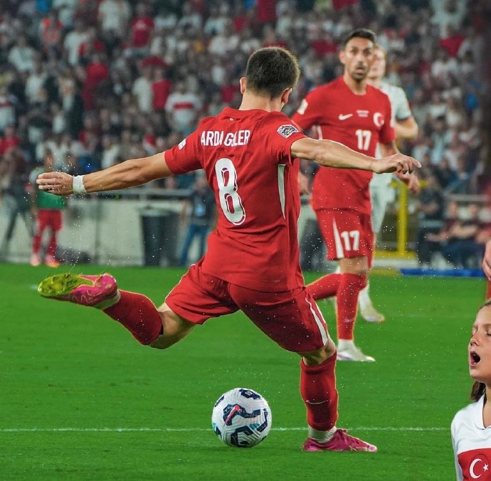 土耳其1-2不敌冰岛,晋级前景黯淡 土耳其1-2不敌冰岛,晋级前景黯淡