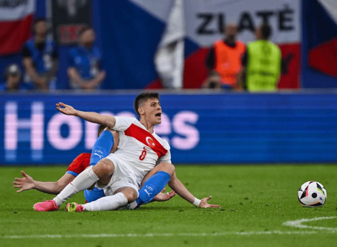 土耳其1-2不敌冰岛,晋级前景黯淡 土耳其1-2不敌冰岛,晋级前景黯淡