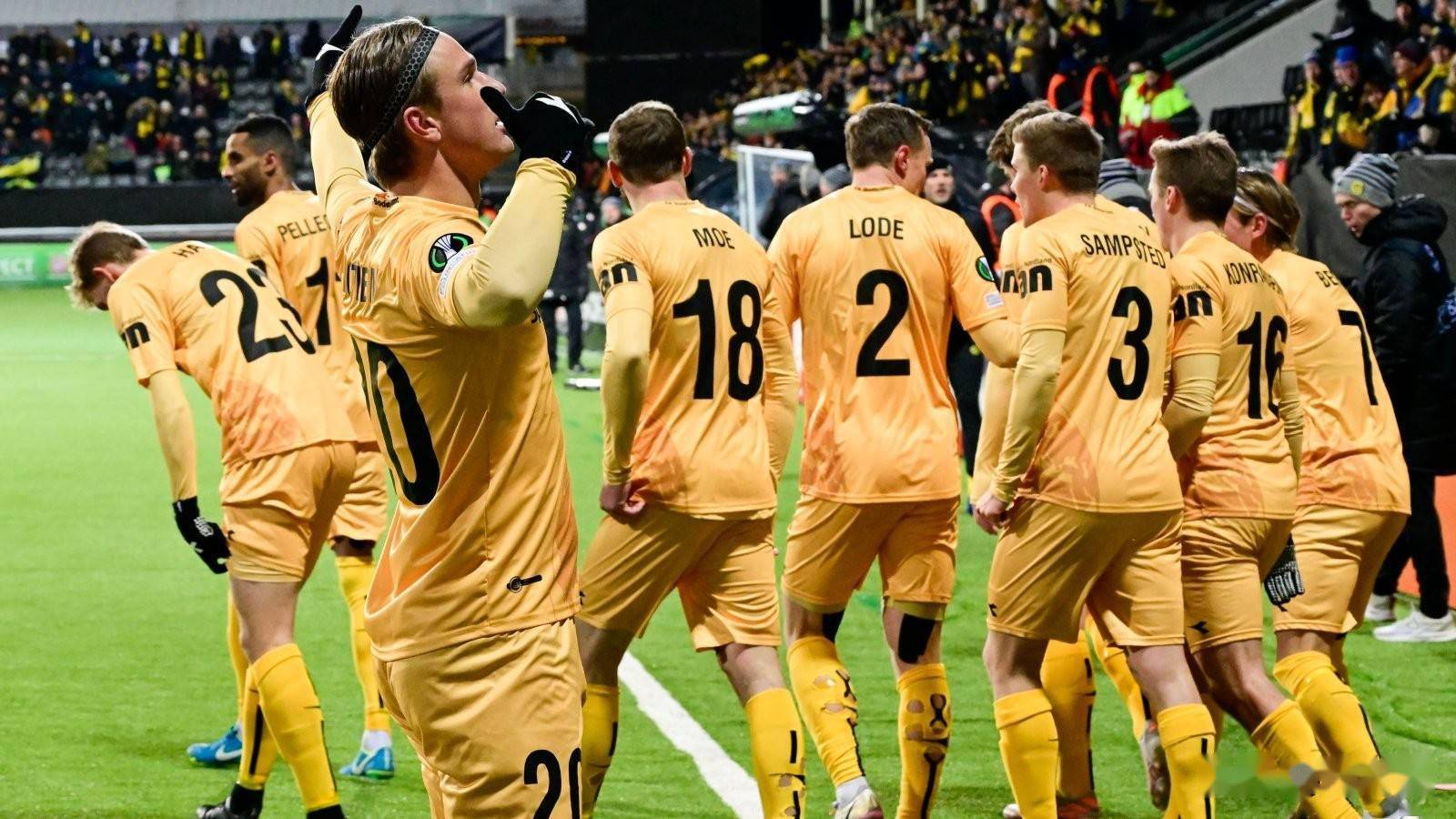 欧预赛对阵抢眼,球场气氛热烈 欧预赛对阵抢眼,球场气氛热烈