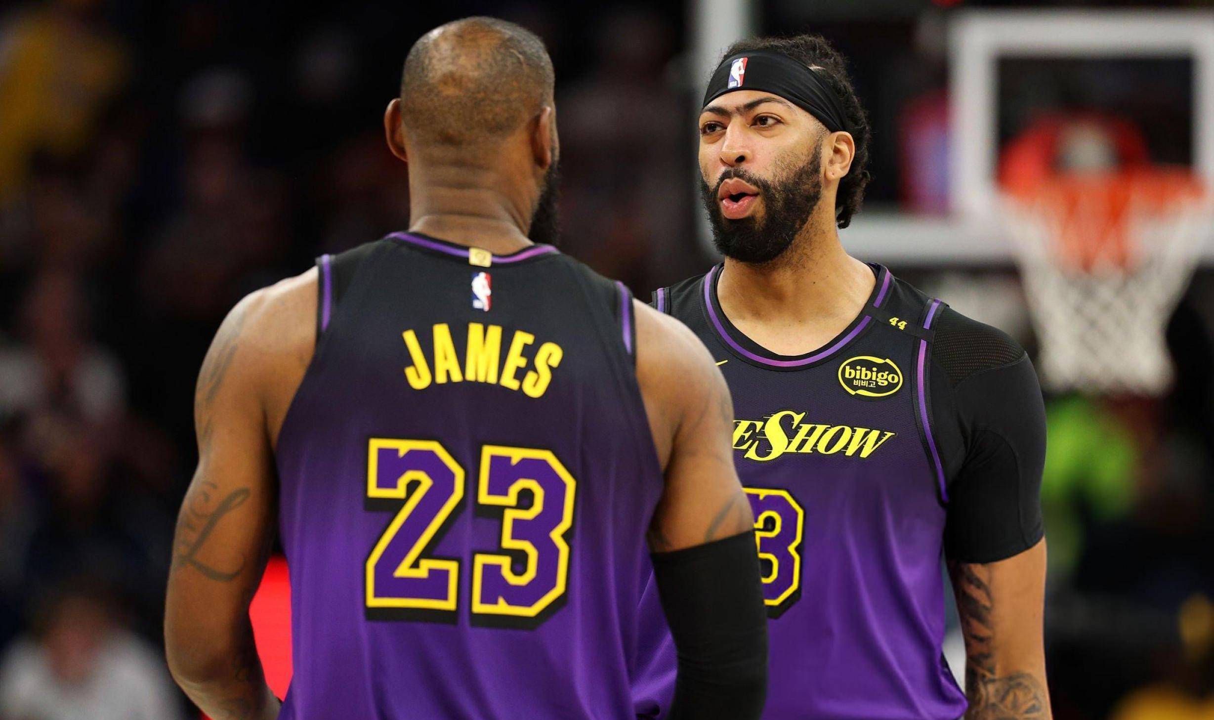 湖人前锋因伤无法打季后赛,湖人球迷集体为之掷泪 湖人前锋因伤无法打季后赛,湖人球迷集体为之掷泪