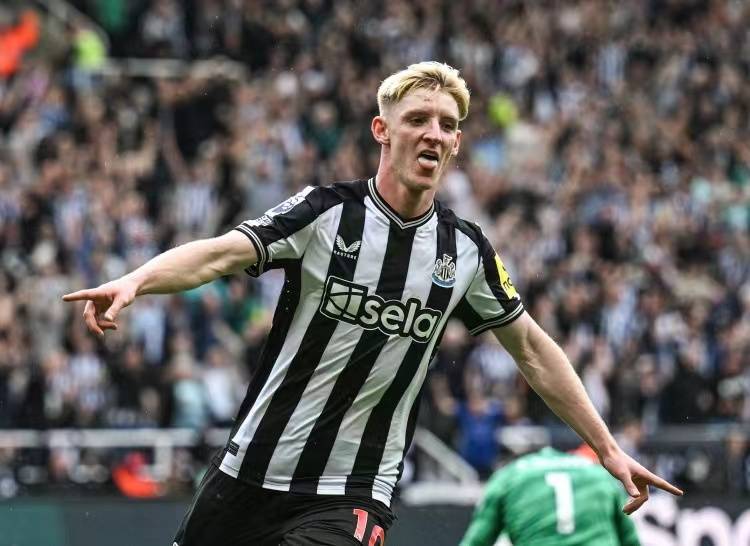 埃弗顿青训球员崭露头角,成为球队未来希望! 埃弗顿青训球员崭露头角,成为球队未来希望!