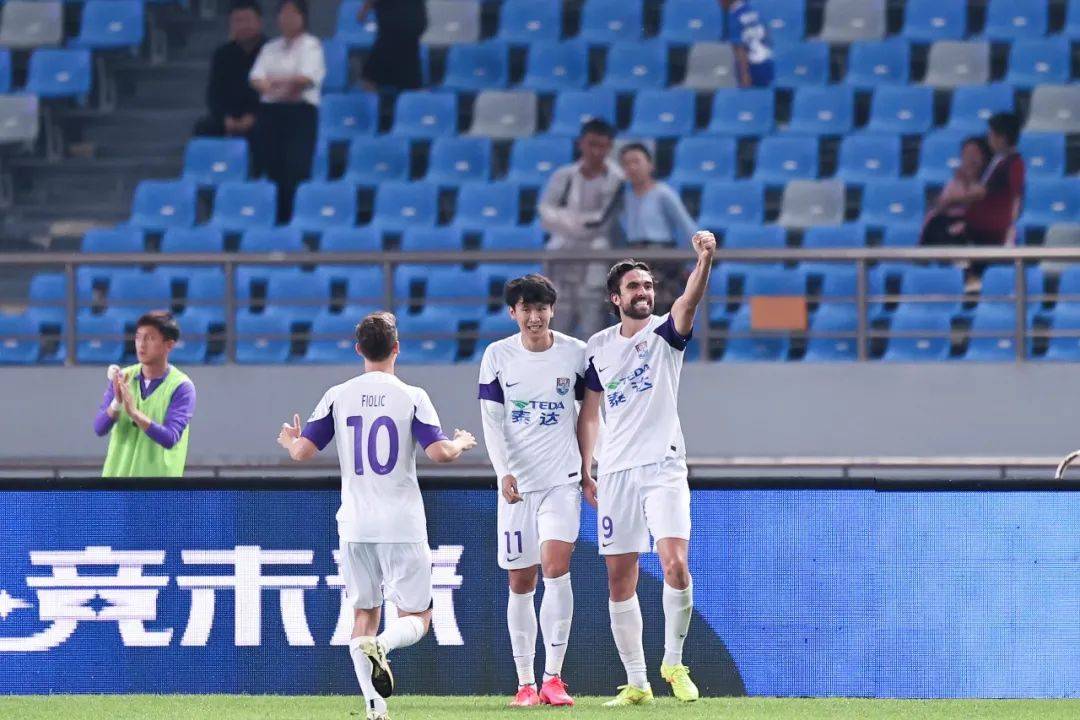 重庆球员表现出色,帮助球队收获胜利 重庆球员表现出色,帮助球队收获胜利