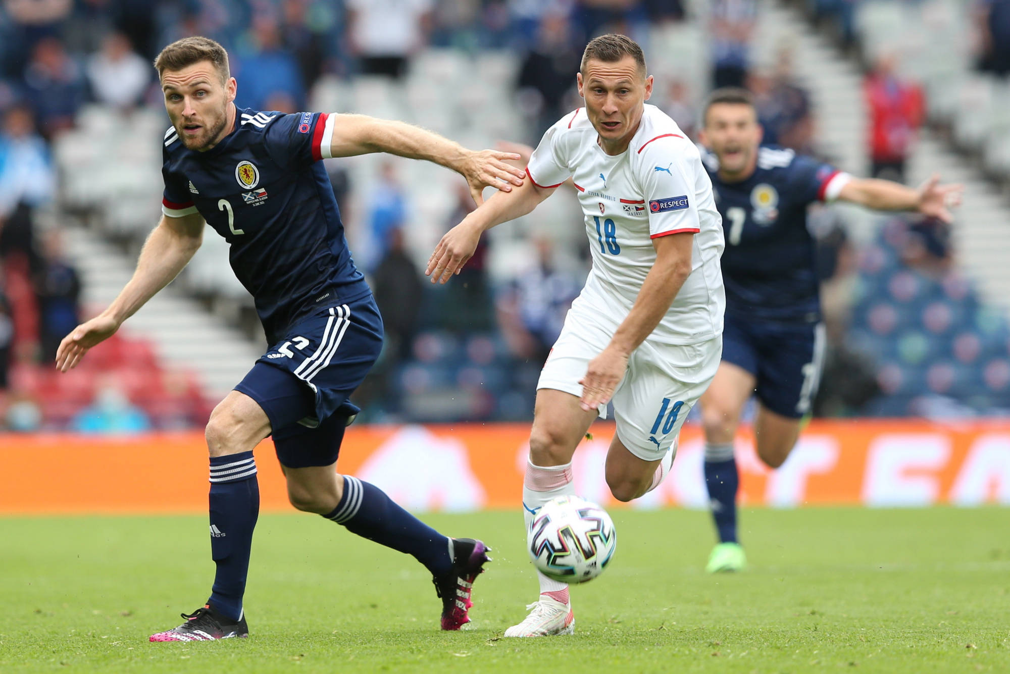 捷克队在欧预赛中打破对手防线 捷克队在欧预赛中打破对手防线