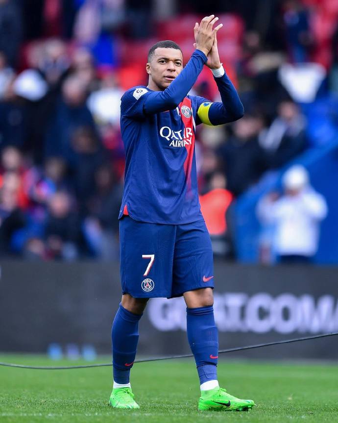 巴黎圣日耳曼主场大胜兰斯,继续领跑积分榜 巴黎圣日耳曼主场大胜兰斯,继续领跑积分榜