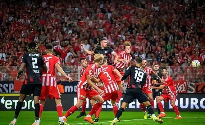 荷甲黑马崛起,击败豪强稳坐积分榜榜首 荷甲黑马崛起,击败豪强稳坐积分榜榜首