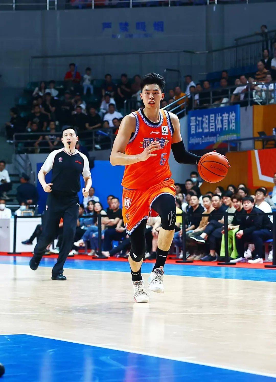 球迷对篮球赛事表现出极高热情 球迷对篮球赛事表现出极高热情