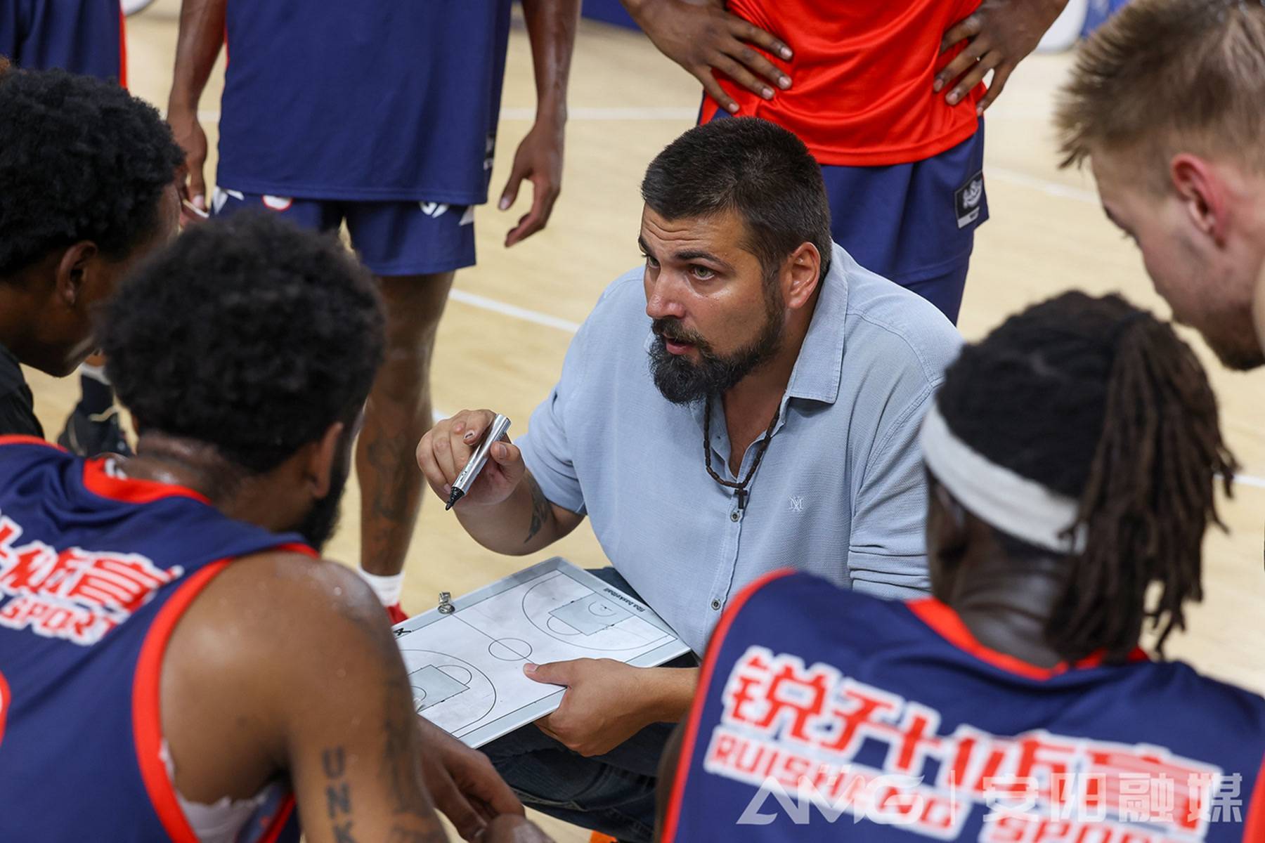 球迷对篮球赛事表现出极高热情 球迷对篮球赛事表现出极高热情