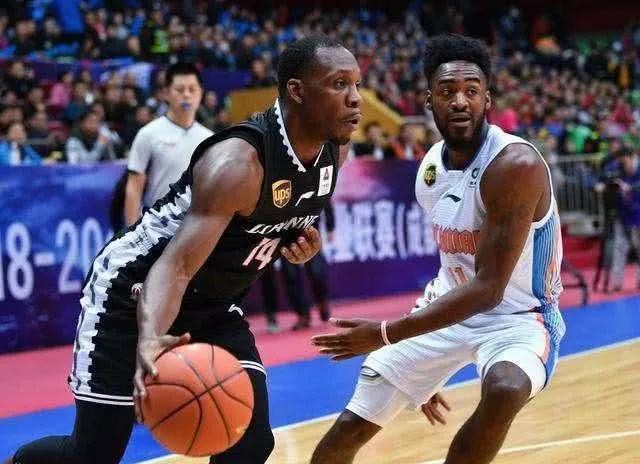 外线投篮技巧助力球队胜出,球员荣耀展现 外线投篮技巧助力球队胜出,球员荣耀展现