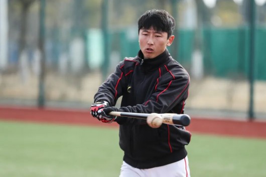 球队老将经验传授新秀,团队凝聚力不断增强 球队老将经验传授新秀,团队凝聚力不断增强