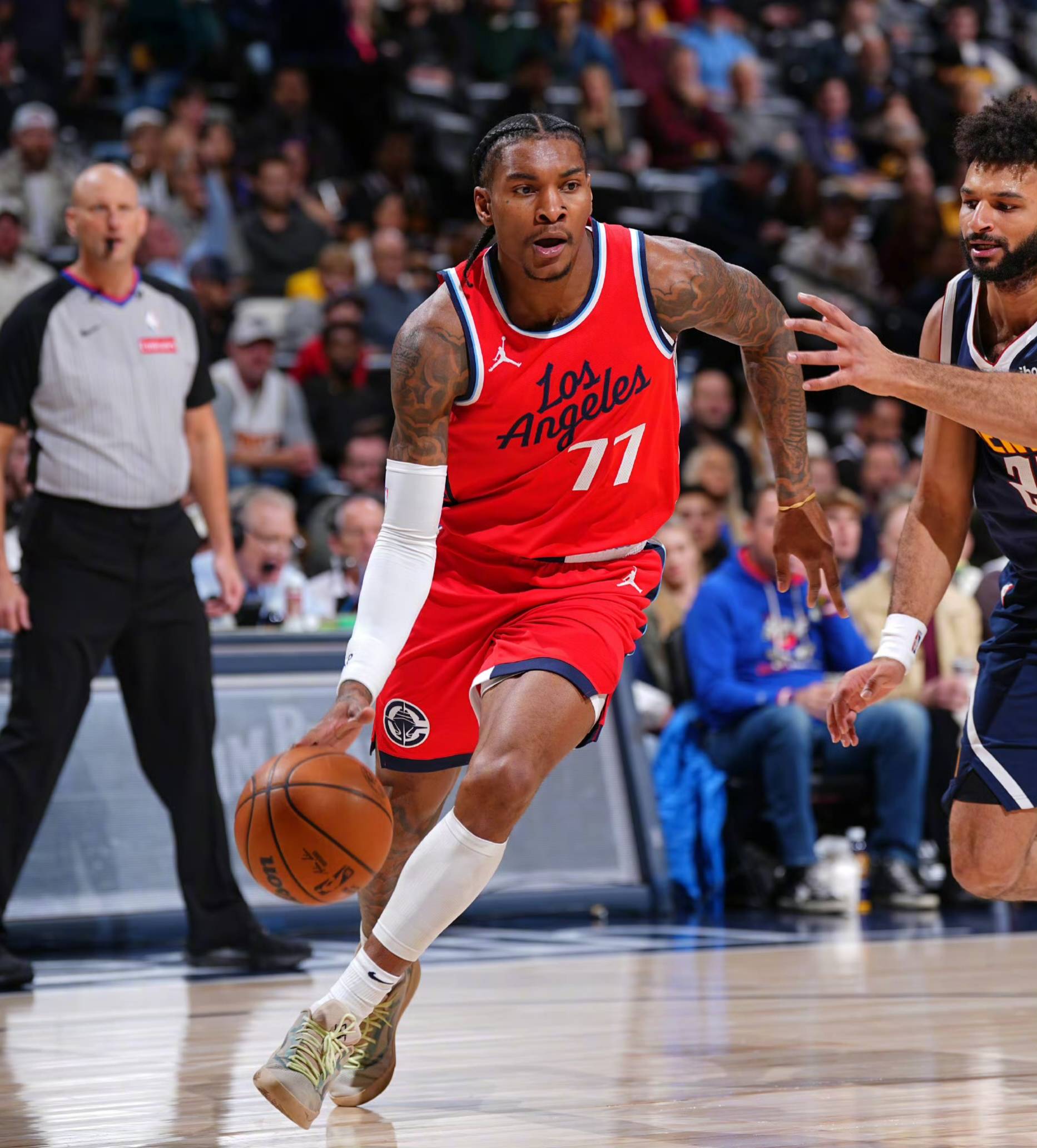 快船队球员在训练中表现出自信和决心,为新赛季做好准备 快船队球员在训练中表现出自信和决心,为新赛季做好准备