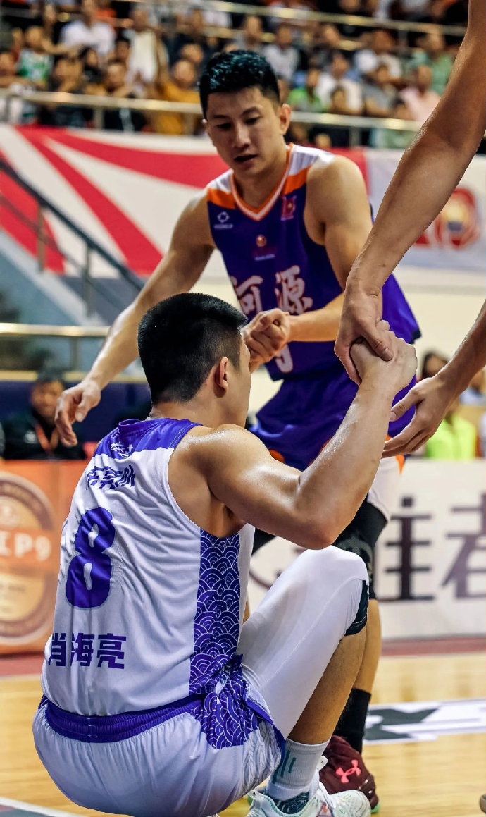 篮球联赛新赛季启幕,球员们为胜利拼搏 篮球联赛新赛季启幕,球员们为胜利拼搏