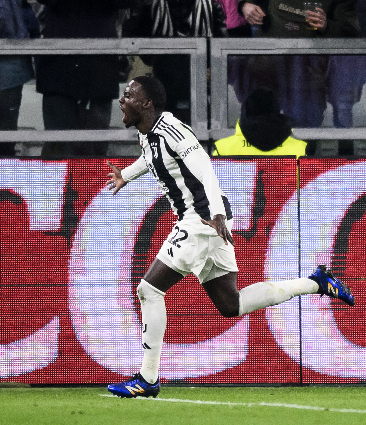 尤文图斯中场创造进球,球迷为之壮烈 尤文图斯中场创造进球,球迷为之壮烈