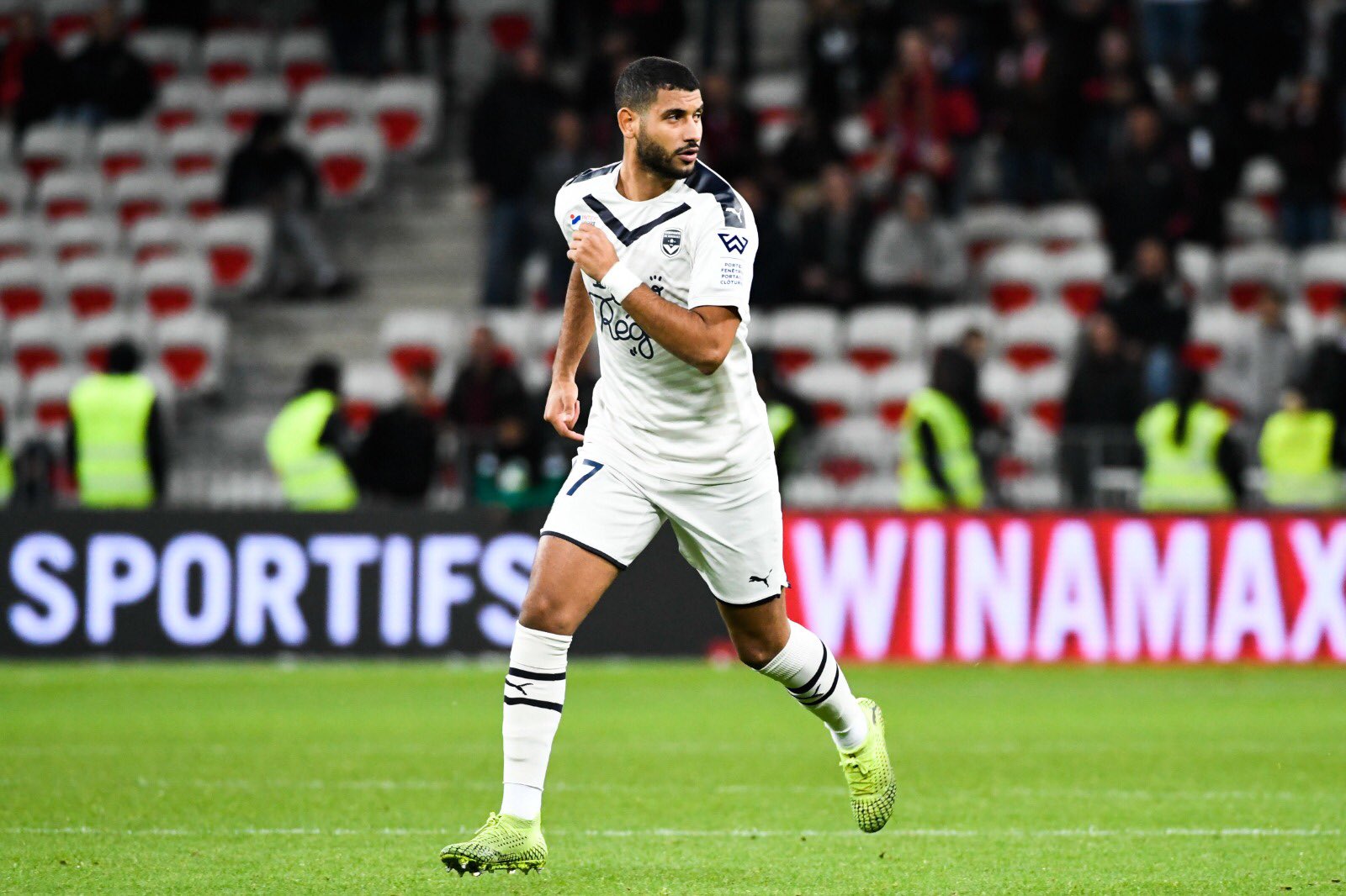 尼姆主场大胜,逆境中展现实力 尼姆主场大胜,逆境中展现实力