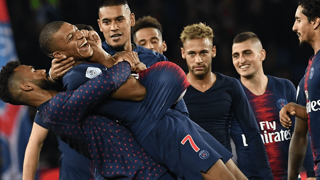 强队在足球比赛中实力碾压对手,士气高昂 强队在足球比赛中实力碾压对手,士气高昂