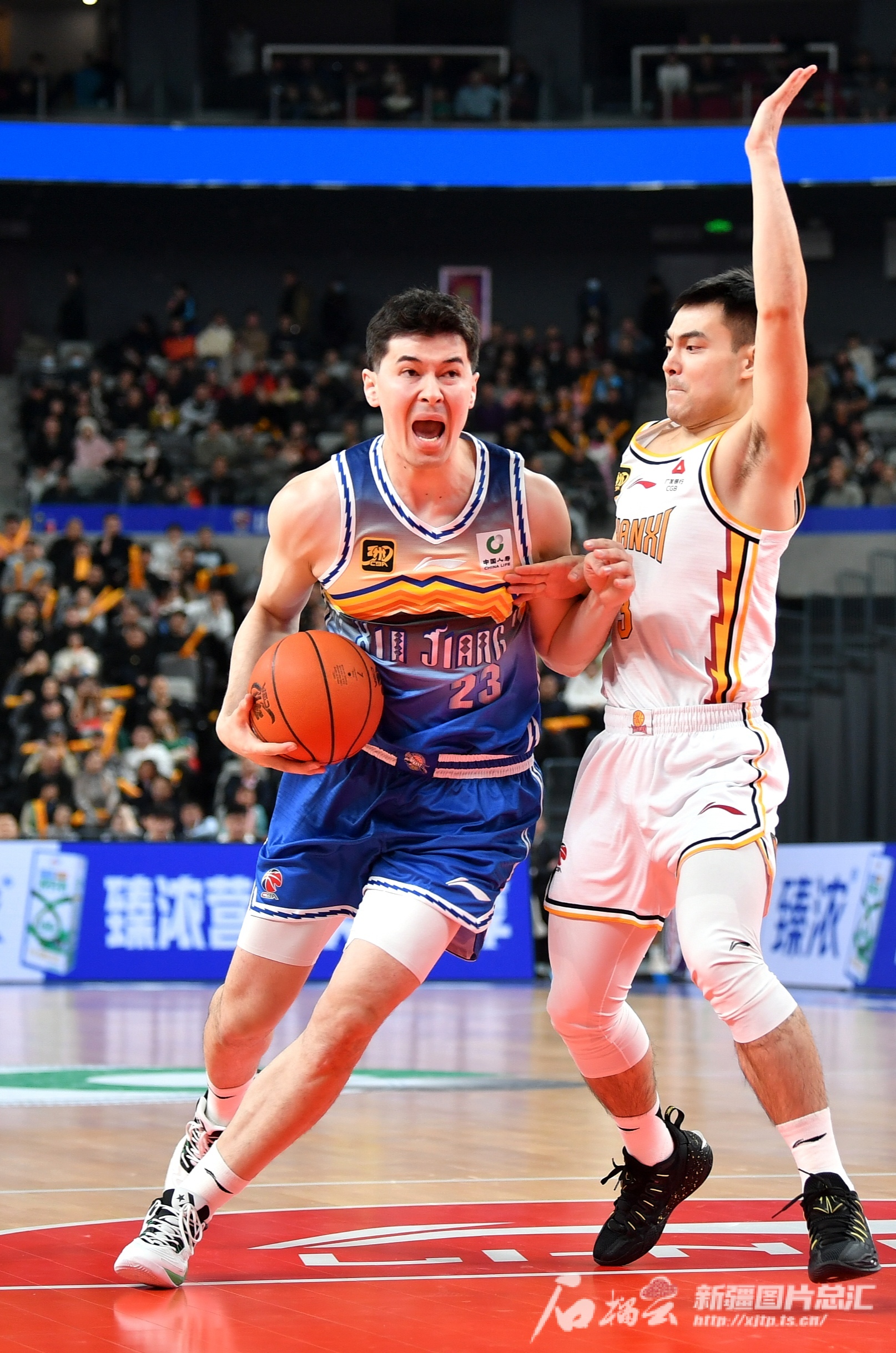 广州队艰难战胜新疆男篮,取得悬殊胜利 广州队艰难战胜新疆男篮,取得悬殊胜利