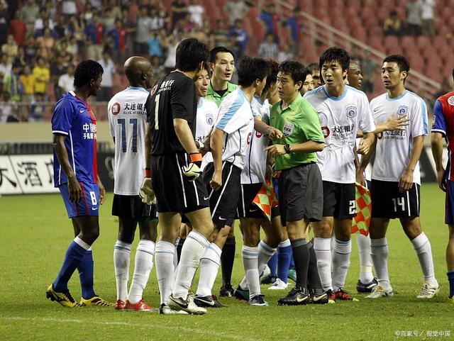 比赛过程中裁判判罚存在争议,引发外界热议 比赛过程中裁判判罚存在争议,引发外界热议