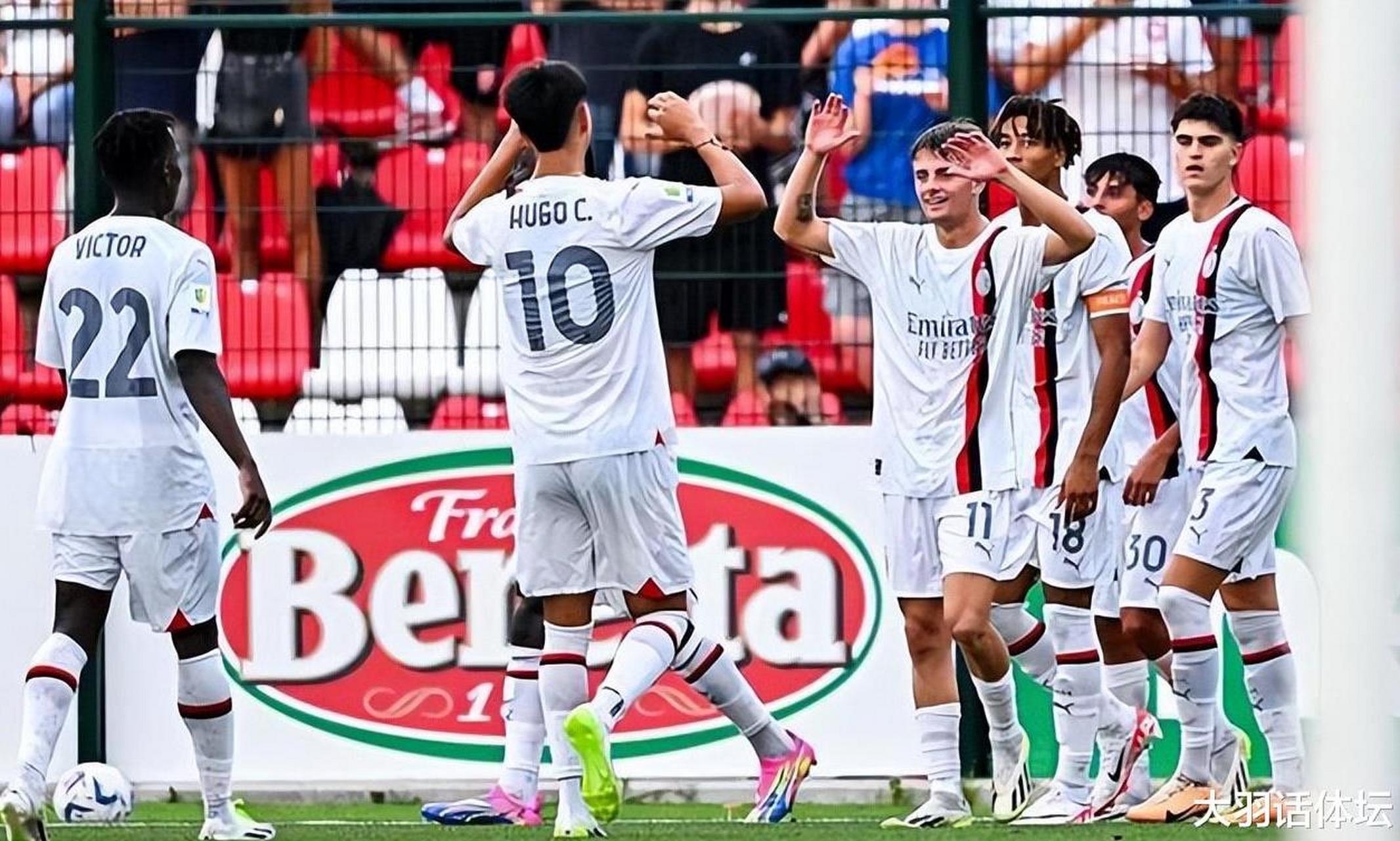 AC米兰火力全开备战巴萨,全队训练备战下场盼胜 AC米兰火力全开备战巴萨,全队训练备战下场盼胜