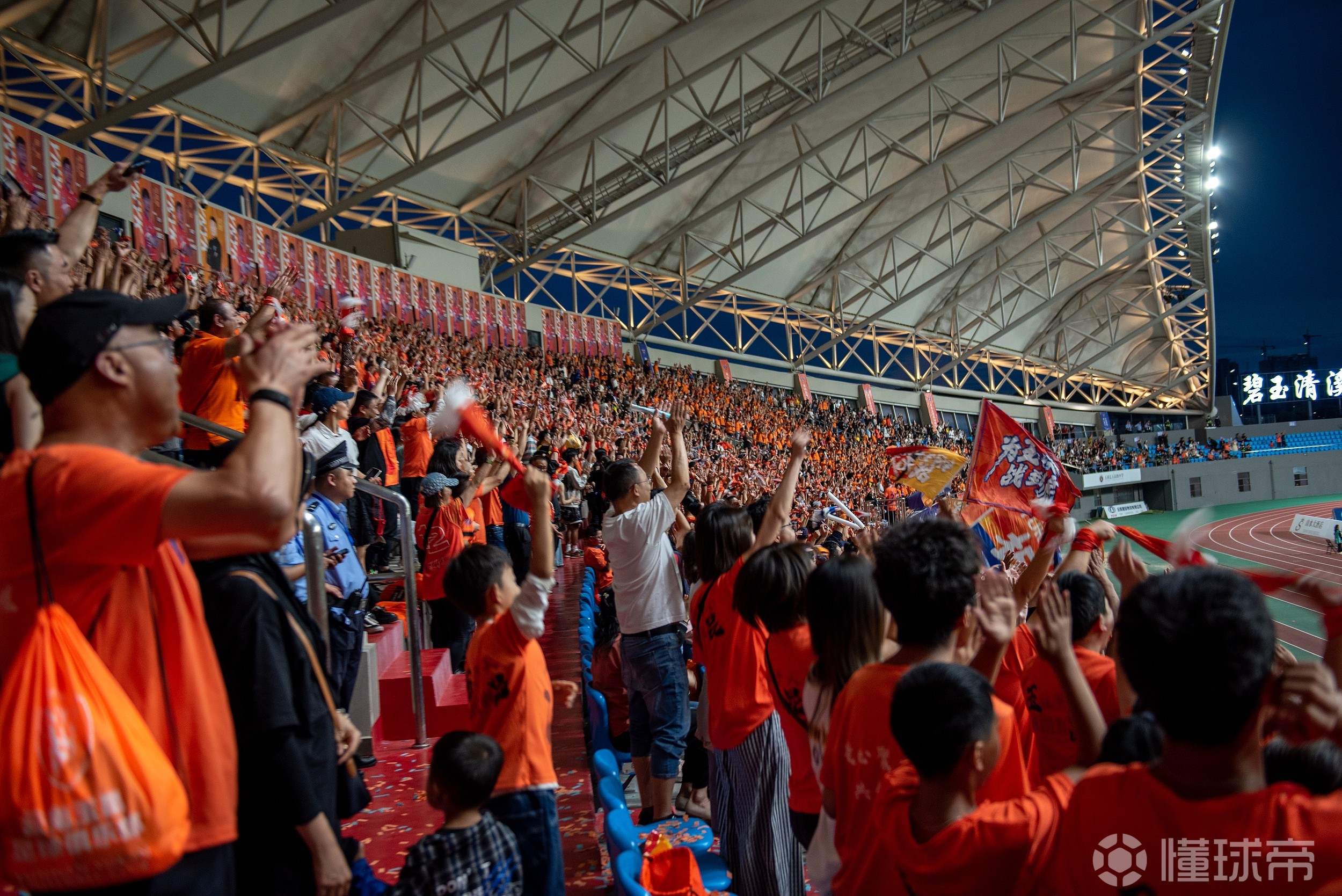 中国职业足球比赛壮观开场,球迷备受激动 中国职业足球比赛壮观开场,球迷备受激动