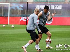 张嘉赫奔袭球场,展现个人实力 张嘉赫奔袭球场,展现个人实力