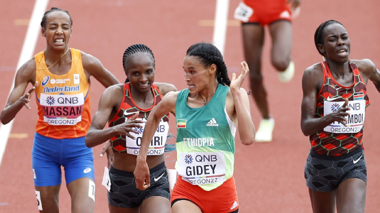 俄罗斯田径选手力克对手,登上领奖台 俄罗斯田径选手力克对手,登上领奖台