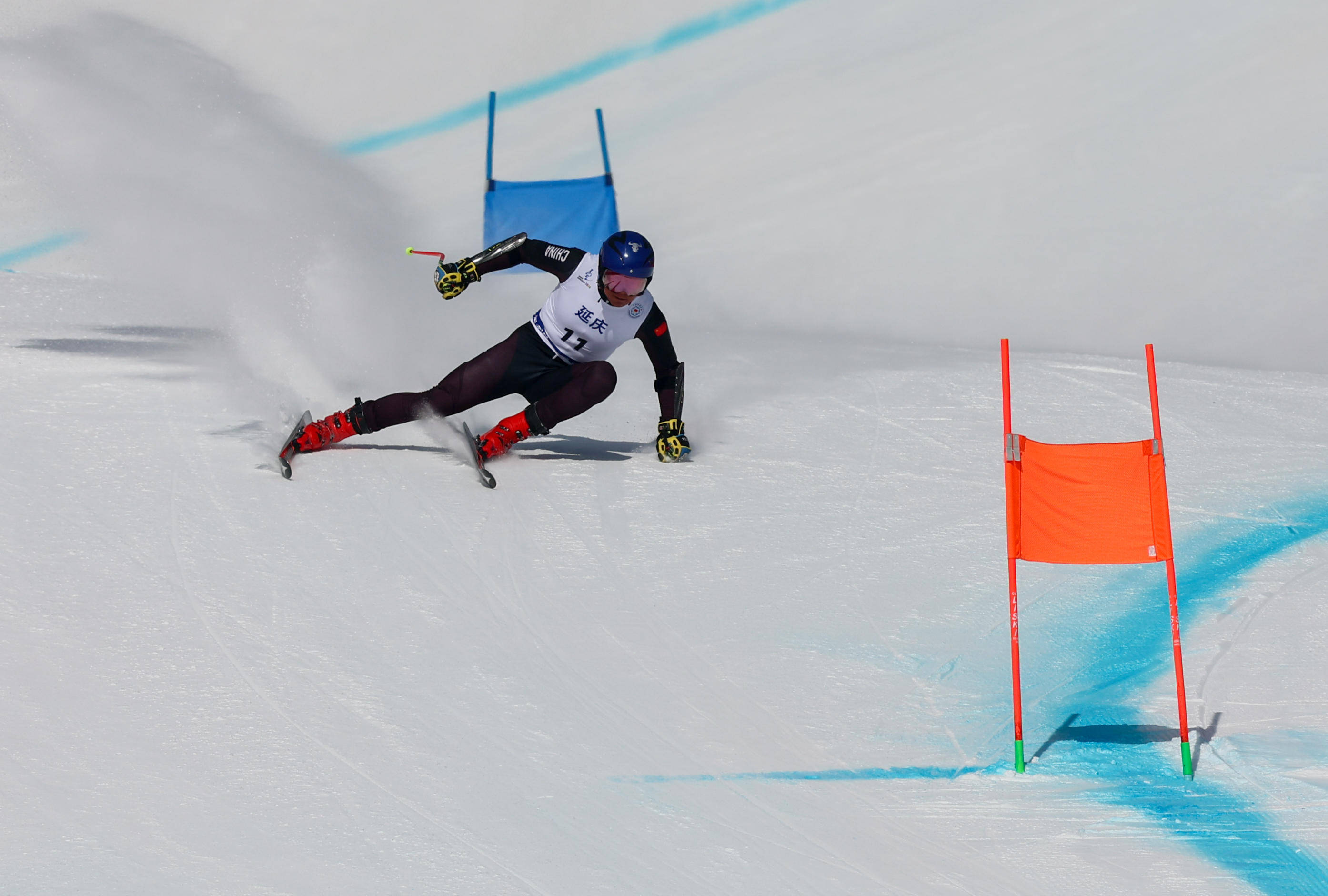 英国威廉希尔-挪威高山滑雪选手速度惊人，勇夺冠军